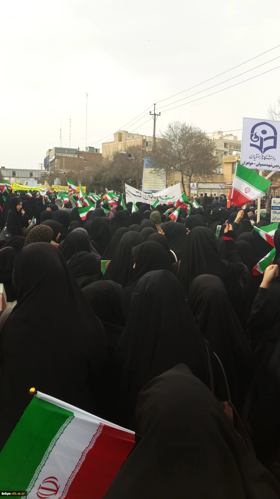 حضور گسترده کارکنان ، اساتیدودانشجویان پردیس شهید صدوقی  درراهپیمایی یوم الله 22 بهمن 5