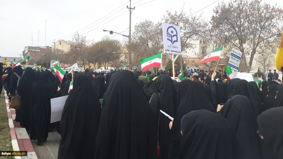 حضور گسترده کارکنان ، اساتیدودانشجویان پردیس شهید صدوقی  درراهپیمایی یوم الله 22 بهمن 4