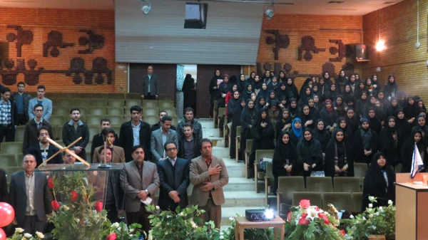 به مناسبت گرامیداشت هفته پژوهش و فناوری (22 تا 27 آذر ماه ) دانشگاه فرهنگیان کرمانشاه با مشارکت واحد پژوهش و فناوری پردیس های شهید صدوقی و شهید رجایی مراسم باشکوهی در سالن آمفی تئاتر پردیس شهید صدوقی برگزار نمود.
در ابتدا دکتر رحیم زاده ریاست پردیس شهید 