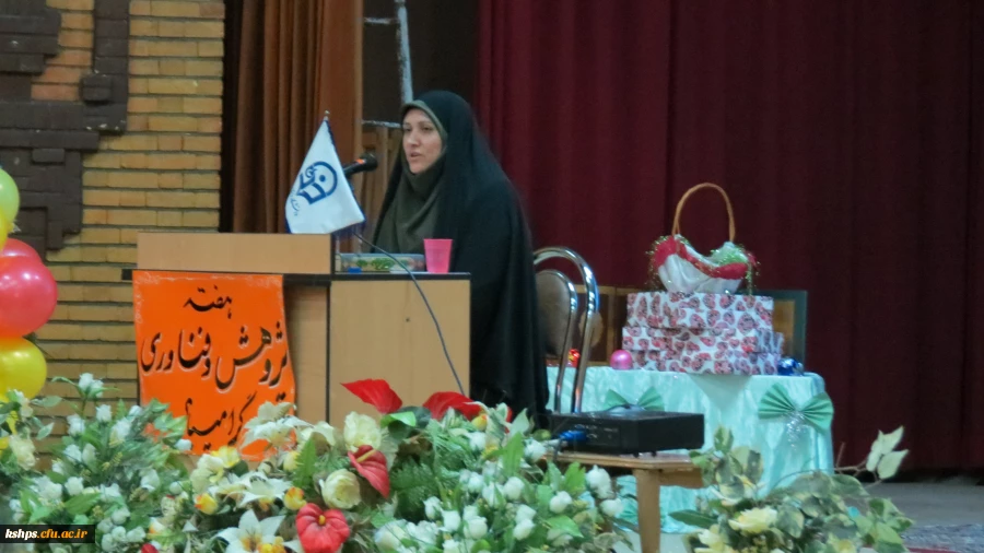 به مناسبت گرامیداشت هفته پژوهش و فناوری (22 تا 27 آذر ماه ) دانشگاه فرهنگیان کرمانشاه با مشارکت واحد پژوهش و فناوری پردیس های شهید صدوقی و شهید رجایی مراسم باشکوهی در سالن آمفی تئاتر پردیس شهید صدوقی برگزار نمود.
در ابتدا دکتر رحیم زاده ریاست پردیس شهید 