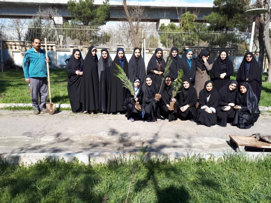 غرس نهال به مناسبت روز درخت کاری در پردیس شهید صدوقی  3