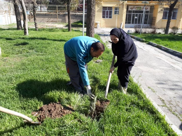 غرس نهال به مناسبت روز درخت کاری در پردیس شهید صدوقی  6