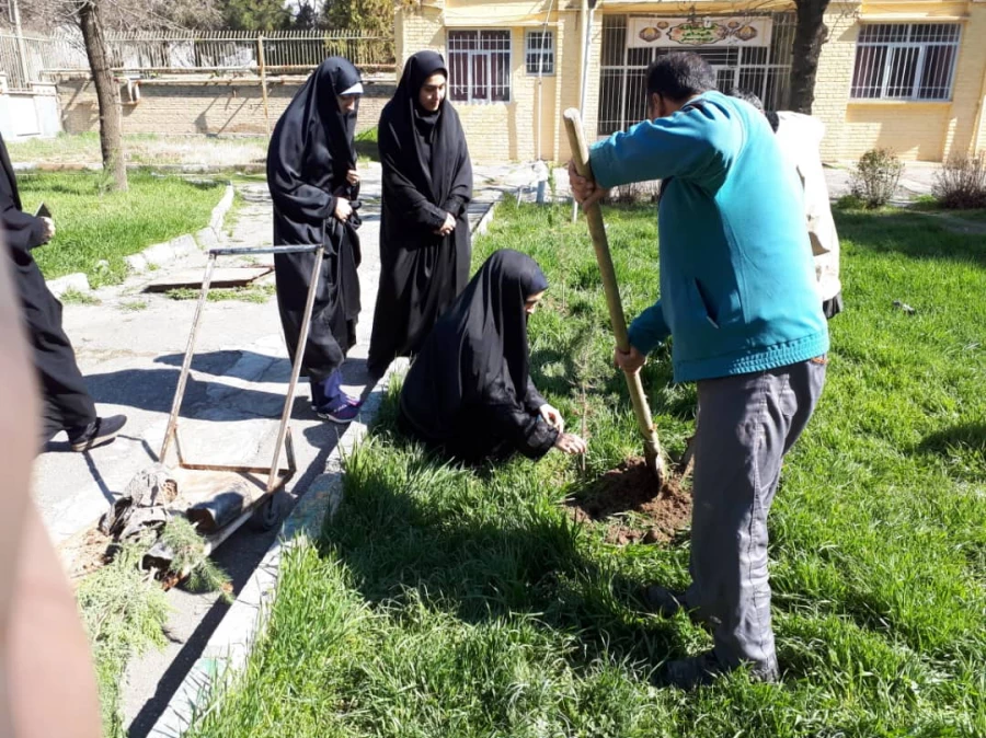غرس نهال به مناسبت  روزدرخت کاری در پردیس شهید صدوقی  4