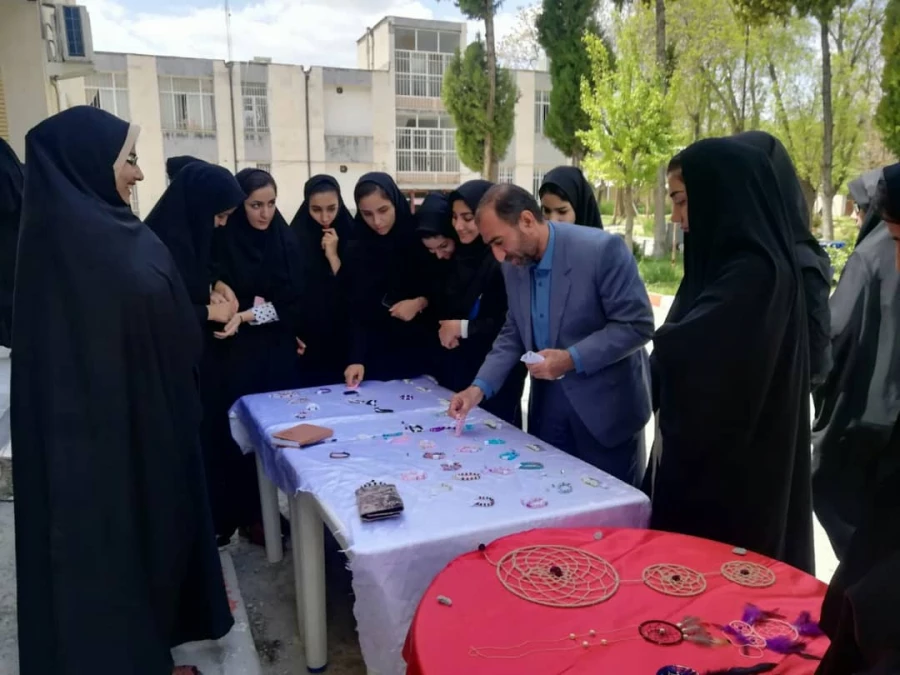 نمایشگاه گل و گیاه و پخت آش محلی و راه اندازی بازارچه های دانشجویی  به مناسبت هفته سراهای دانشجویی در پردیس برگزار شد 2