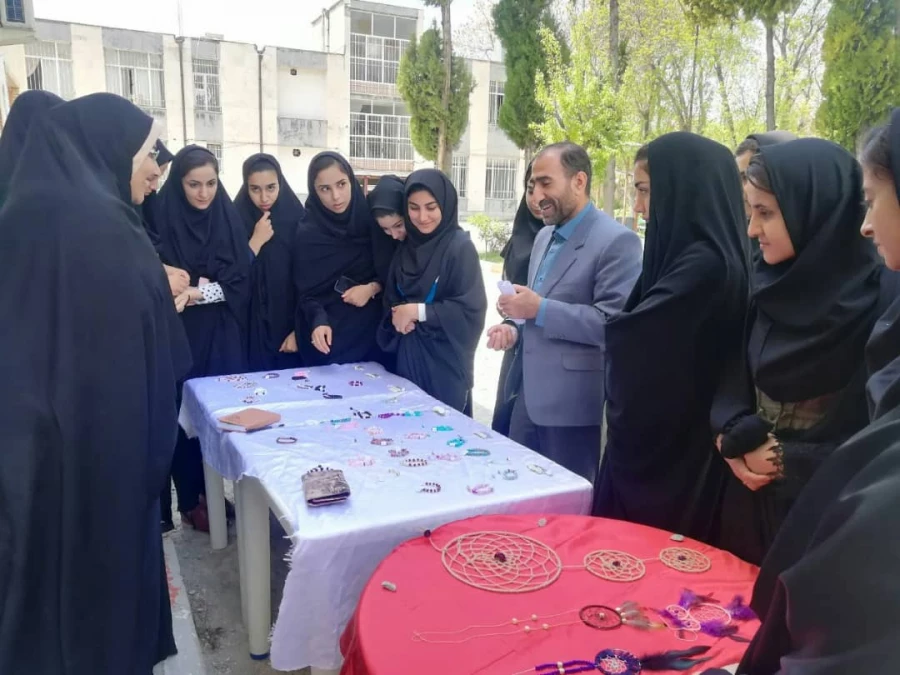 نمایشگاه گل و گیاه و پخت آش محلی و راه اندازی بازارچه های دانشجویی  به مناسبت هفته سراهای دانشجویی در پردیس برگزار شد 3