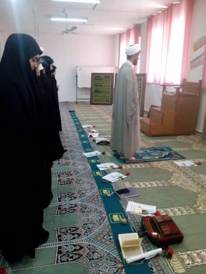 به همت نهاد نمایندگی مقام معظم رهبری  در بین دانشجویان توزیع گل و بیانیه گام رهبر انقلاب صورت گرفت . 5