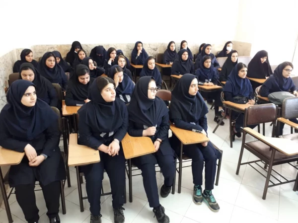 بازدید دانش آموزان دبیرستان    از پردیس شهید صدوقی در هفته بزرگداشت کارورزی 2