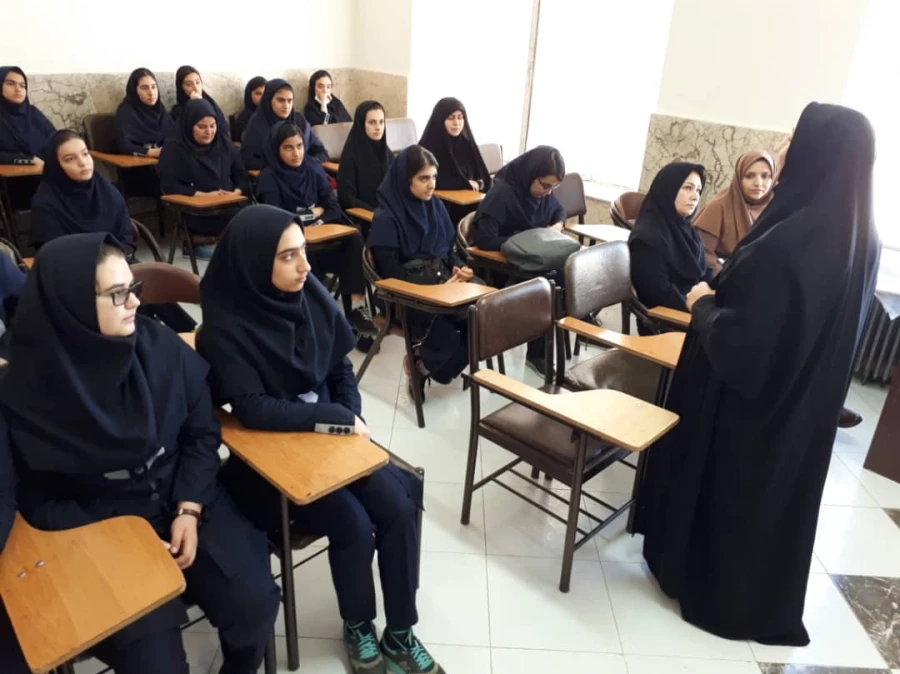 بازدید دانش آموزان دبیرستان    از پردیس شهید صدوقی در هفته بزرگداشت کارورزی 4