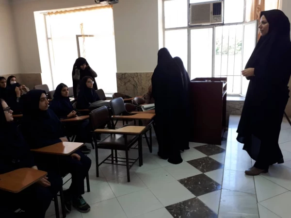 بازدید دانش آموزان دبیرستان    از پردیس شهید صدوقی در هفته بزرگداشت کارورزی 3