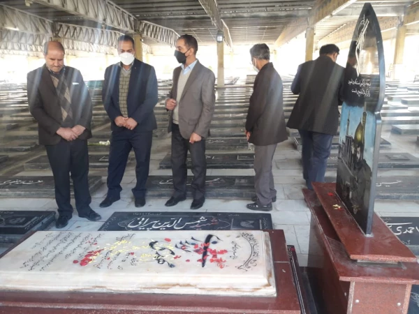 زیارت مزار شهدا در هفته گرامیداشت بسیج توسط کارکنان پردیس شهید صدوقی 3