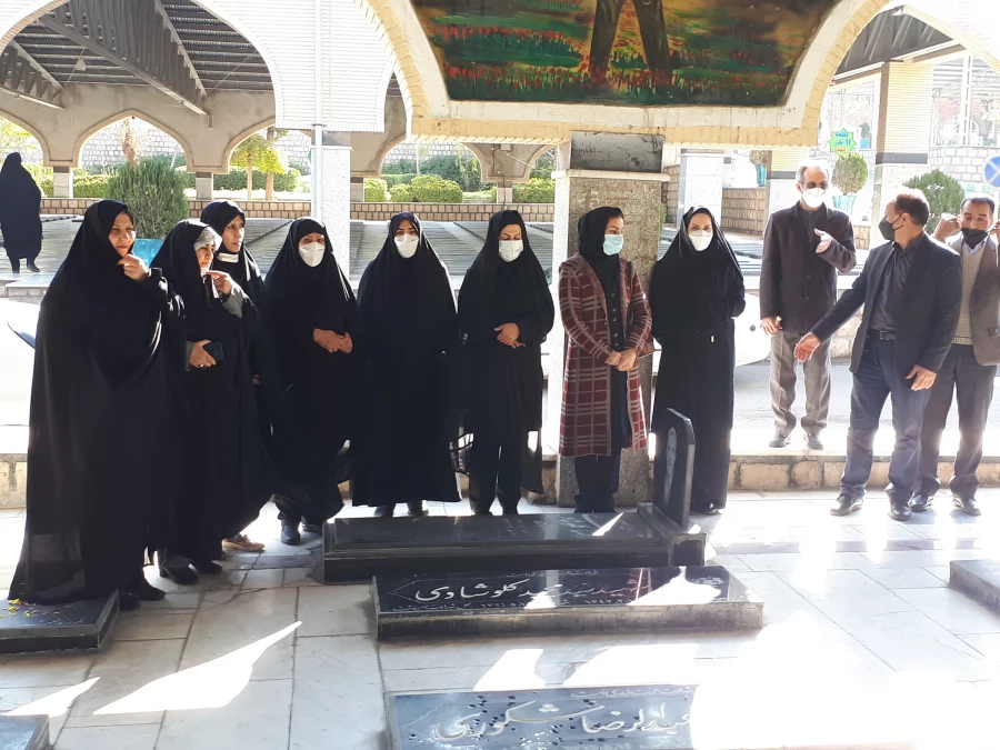 زیارت مزار شهدا در هفته گرامیداشت بسیج توسط کارکنان پردیس شهید صدوقی 4