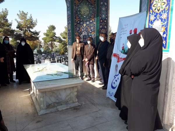 زیارت مزار شهدا در هفته گرامیداشت بسیج توسط کارکنان پردیس شهید صدوقی 5
