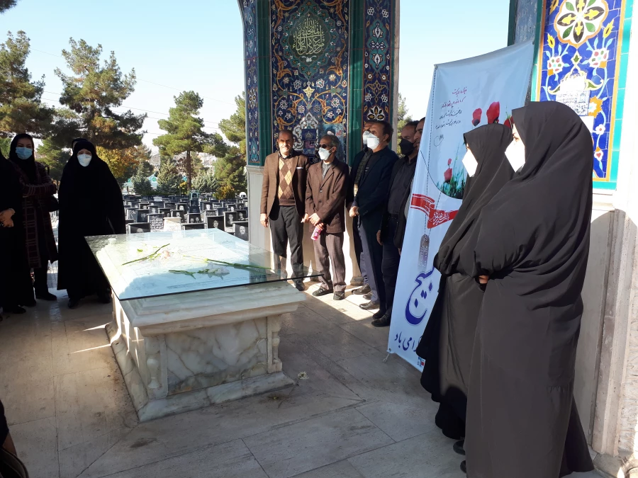 زیارت مزار شهدا در هفته گرامیداشت بسیج توسط کارکنان پردیس شهید صدوقی 5