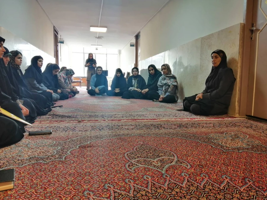 نشست صمیمی سرپرست شهید صدوقی دکتر رحیم زاده ، معاون پشتیبانی آقای فلاحی و سرپرستان خوابگاه با دانشجومعلمان نماینده اتاق بلوک سه 2