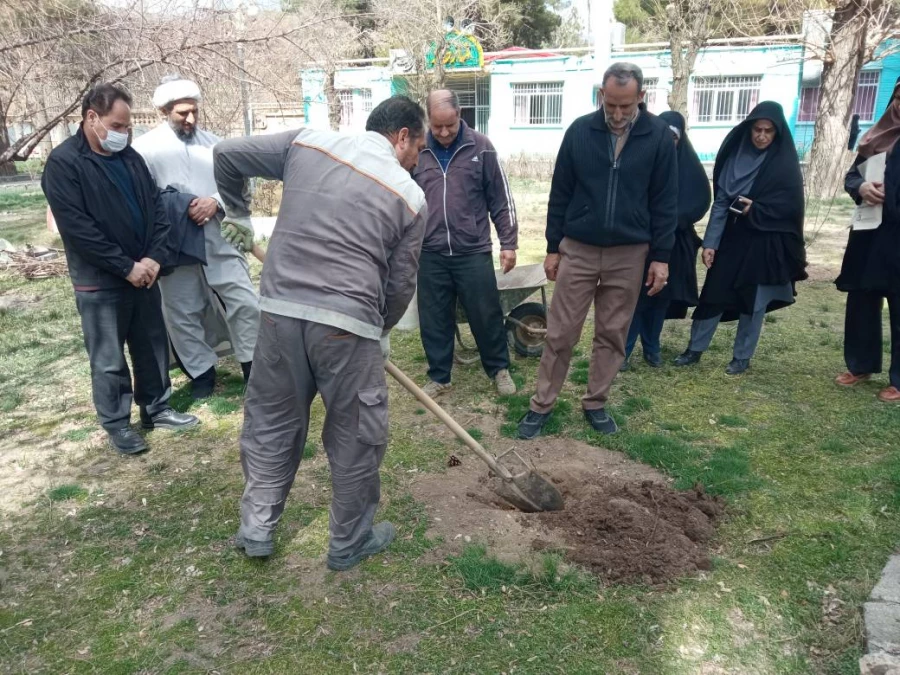 مراسم درختکاری به یاد شهدای دانشجو معلم مرکز 10